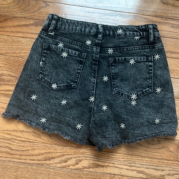 Black daisy jean shorts - Picture 2 of 3